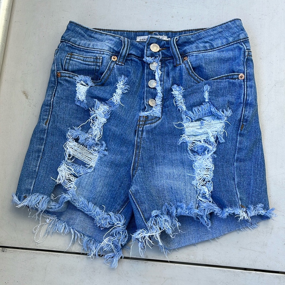 Great Smoky Los Angeles - Distressed Shorts 🩳 • Small in Size